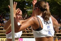 04mebeach_006_v.jpg