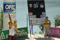 04mebeach_008_v.jpg