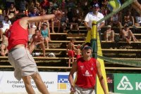 04mebeach_009_v.jpg