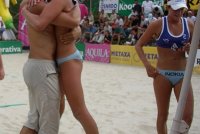 04mebeach_031_v.jpg