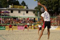 04mebeach_036_v.jpg