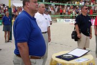 04mebeach_043_v.jpg